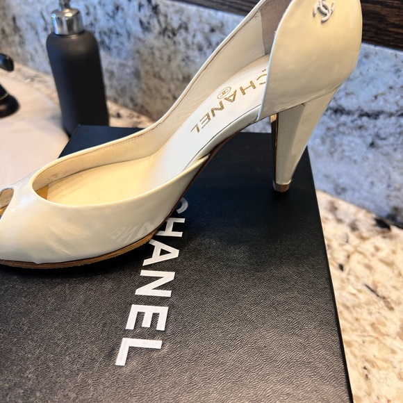 Luxurious Chanel shoes - Picture 4 of 11